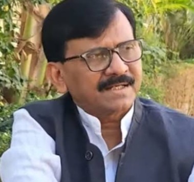 ‘अभिजीत दिपके की तस्वीरें ऑफिस में लगाएं’ : फडणवीस के Gen-Z कनेक्ट पर संजय राउत का तंज